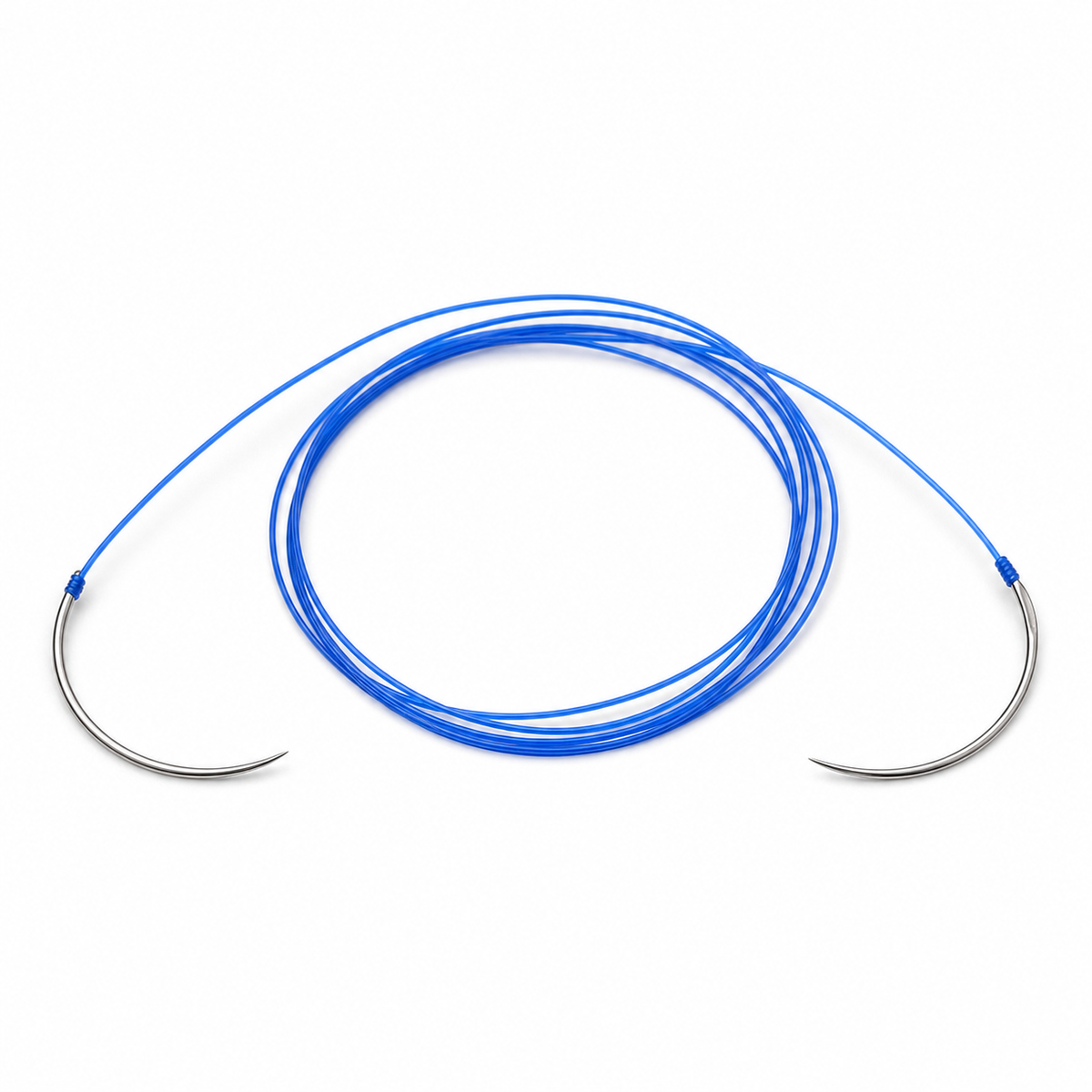 Atramat polipropileno azul USP 2-0, 90 cm y doble aguja S-16 de 16 mm sobre fondo blanco