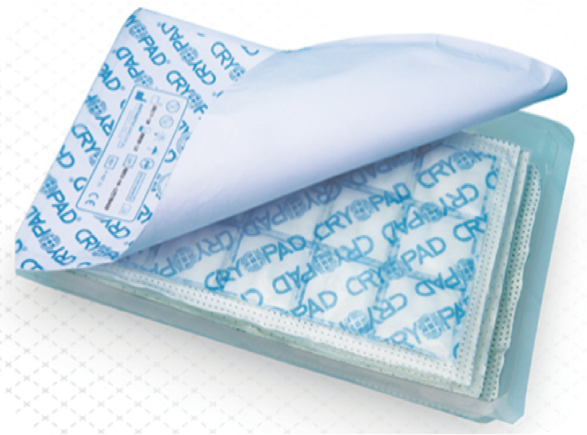 Bandeja Cryopad Arsine con la tapa abierta y las compresas apiladas. Imagen compartida por las medidas de la familia; esta referencia es de 230 × 96 mm.