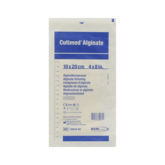 Cutimed Alginate, apósito de alginato de calcio de 10 × 10 cm, referencia 7263402 sobre fondo blanco