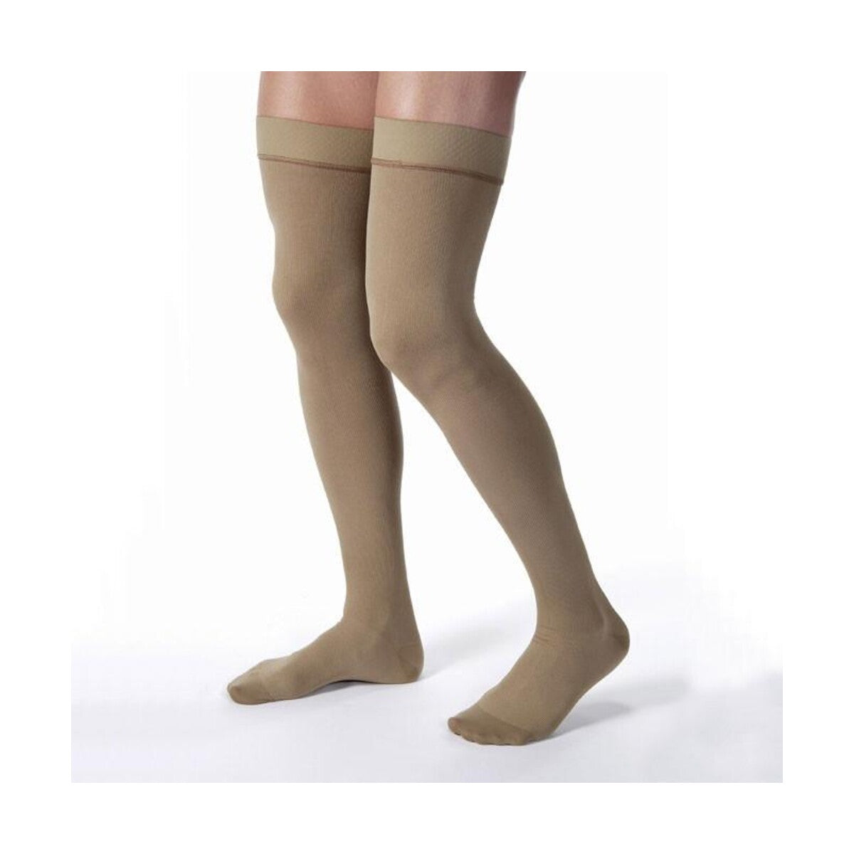 Calcetines JOBST ForMen al muslo beige sobre fondo blanco