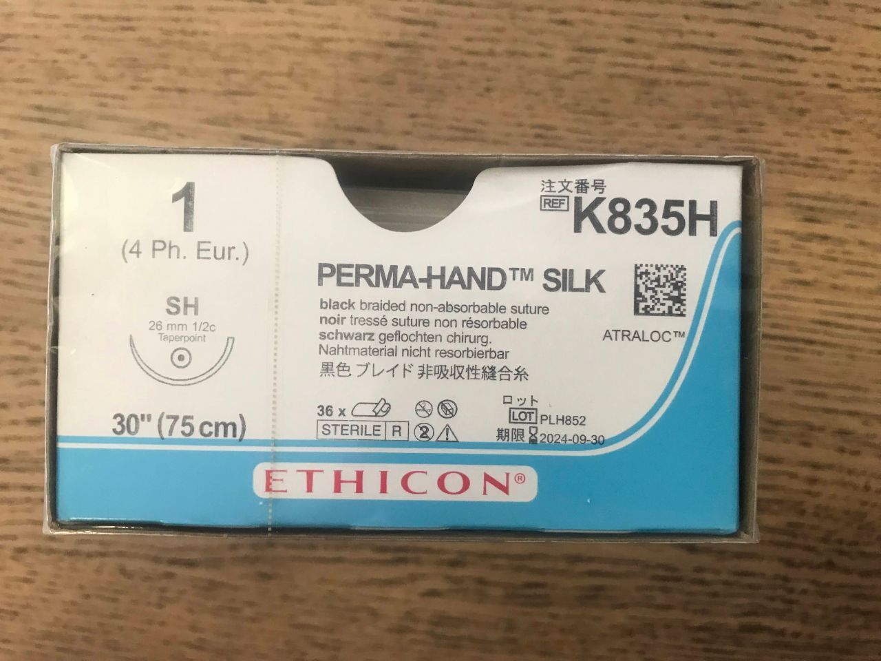 Ethicon PERMA-HAND Silk K835H — imagen ilustrativa de la familia de suturas de seda negra