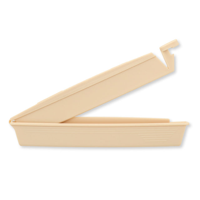 Pinza Hollister 8770 beige abierta, con bisagra, sobre fondo blanco