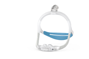ResMed AirFit P30i, fotografía original de la familia con arnés azul; referencia 63851 de marco pequeño según catálogo