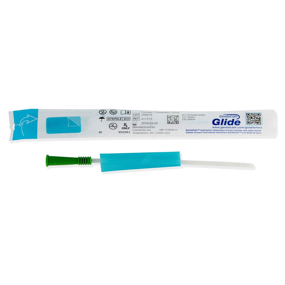 Catéter intermitente hidrofílico GentleCath Glide femenino de ConvaTec junto a su empaque estéril individual, con la manga sin contacto y el embudo conector