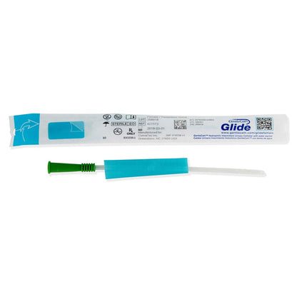 Catéter intermitente hidrofílico GentleCath Glide femenino de ConvaTec junto a su empaque estéril individual, con la manga sin contacto y el embudo conector