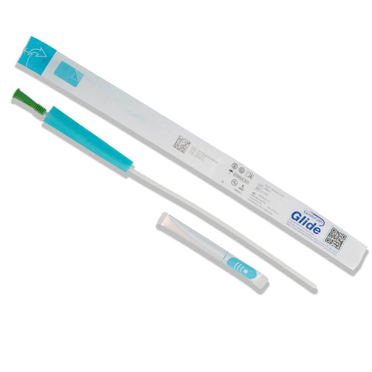 Catéter intermitente hidrofílico GentleCath Glide masculino de ConvaTec junto a su empaque estéril individual y el sachet de agua incluido