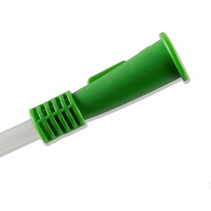 Embudo conector verde del catéter intermitente masculino GentleCath Glide de ConvaTec, en detalle