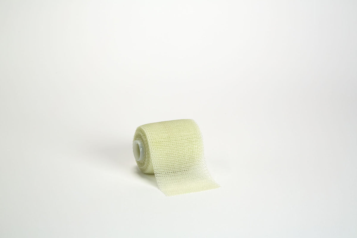 Rollo 3M Scotchcast Plus 82002 blanco de 5 cm × 3.6 m sobre fondo blanco, foto oficial Solventum