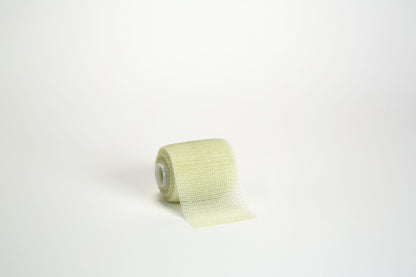 Rollo 3M Scotchcast Plus 82002 blanco de 5 cm × 3.6 m sobre fondo blanco, foto oficial Solventum