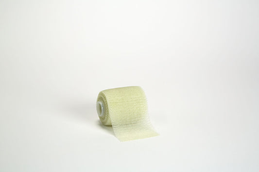 Rollo 3M Scotchcast Plus 82002 blanco de 5 cm × 3.6 m sobre fondo blanco, foto oficial Solventum