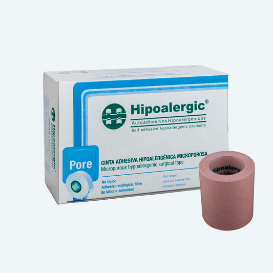 Cinta Hipoalergic Pore, rollo beige junto a la caja. La foto no imprime medida, cantidad ni racionador; el color de suministro no está confirmado.