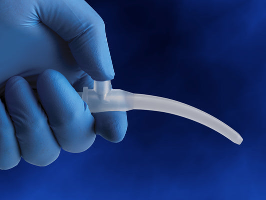 NeoSucker Curved N207 de Neotech en mano enguantada, succión con una sola mano por el puerto del pulgar