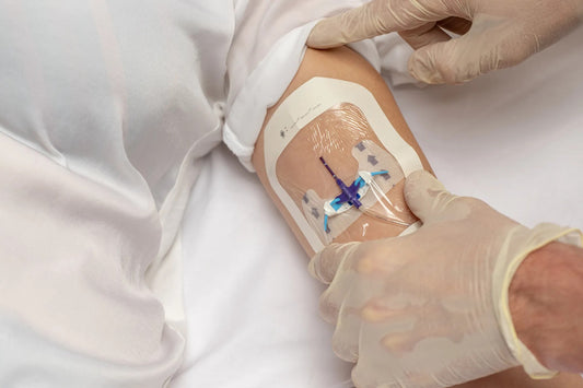 Fijador Alpha FlexGRIP colocado sobre un PICC en el brazo