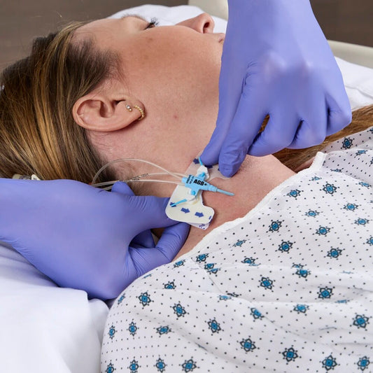 Fijador Alpha FlexGRIP sujetando un catéter venoso central en el cuello