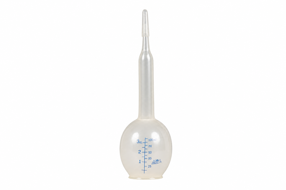 AMA 7520, jeringa de bulbo desechable de 100 ml sobre fondo blanco