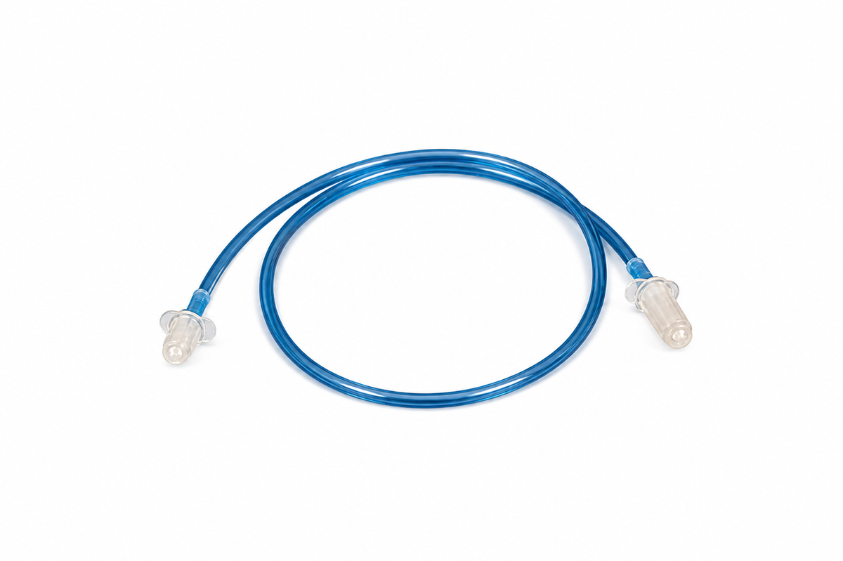 Tubo de extensión AMA K-50 de 51 cm con dos adaptadores sobre fondo blanco