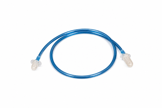 Tubo de extensión AMA K-50 de 51 cm con dos adaptadores sobre fondo blanco
