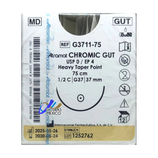 Sutura ATRAMAT Catgut crómico G3711-75, USP 0, 75 cm y aguja G37 sobre fondo blanco
