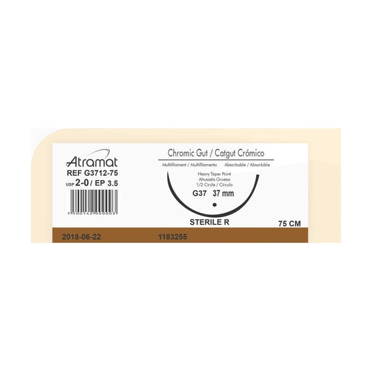 Sutura ATRAMAT Catgut crómico G3712-75, USP 2-0, 75 cm y aguja G37 sobre fondo blanco