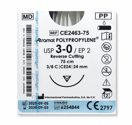 Atramat CE2463-75, sutura de polipropileno USP 3-0 de 75 cm con aguja CE24 de 24 mm sobre fondo blanco