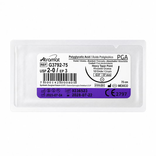 Atramat G3792-75, PGA USP 2-0 de 75 cm con aguja G37 de 37 mm sobre fondo blanco