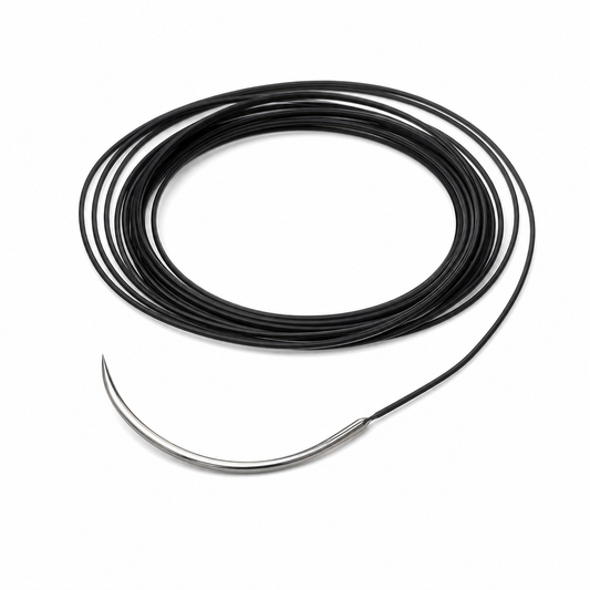 Imagen optimizada: Atramat Nylon negro USP 2-0 con aguja CE24 curva de 3/8 de círculo, presentación ilustrativa sobre fondo blanco