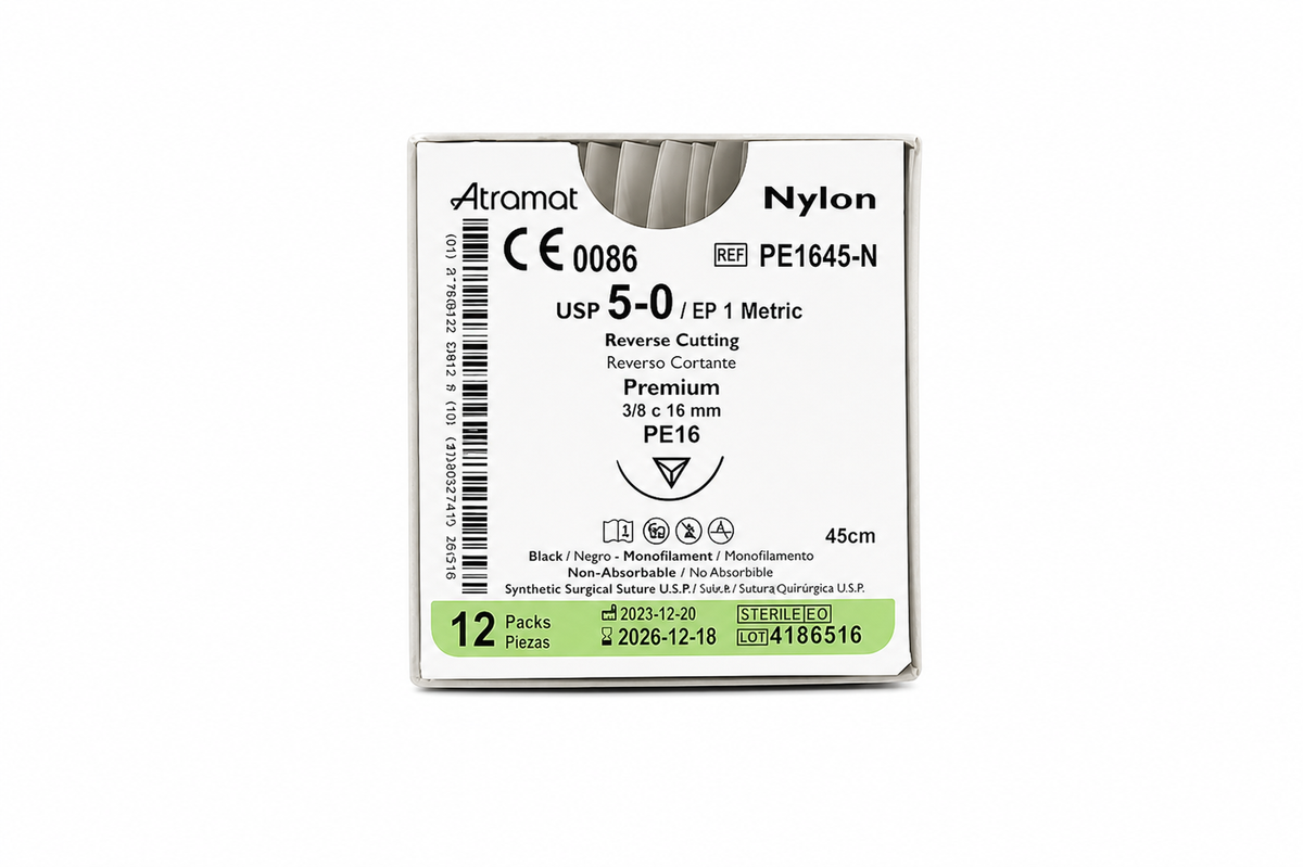 Atramat PE1645-N, nylon negro USP 5-0 de 45 cm con aguja PE16 de 16 mm sobre fondo blanco