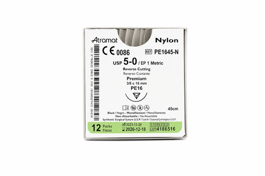 Atramat PE1645-N, nylon negro USP 5-0 de 45 cm con aguja PE16 de 16 mm sobre fondo blanco