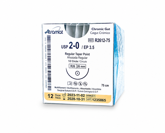 Atramat R2612-75, catgut crómico USP 2-0 de 75 cm con aguja R26 de 26 mm sobre fondo blanco