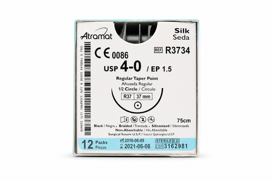 Atramat R3734, seda quirúrgica negra USP 4-0 de 75 cm con aguja R37 de 37 mm sobre fondo blanco