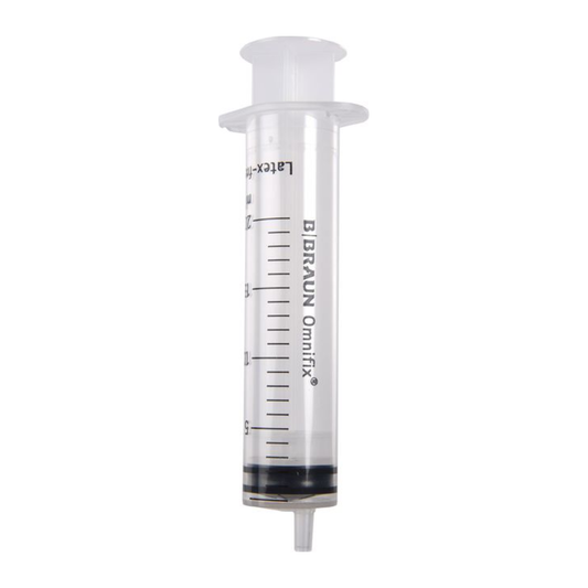 B. Braun Omnifix, jeringa Luer-Slip de 20 ml, sobre fondo blanco