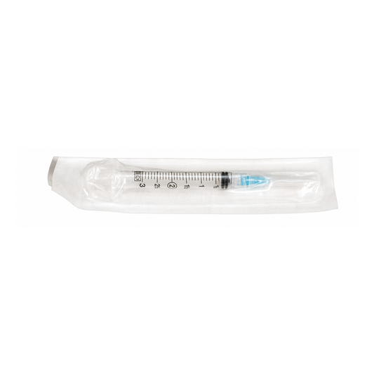 BD Plastipak 302543, jeringa de 3 mL con aguja 23G × 1 pulgada sobre fondo blanco