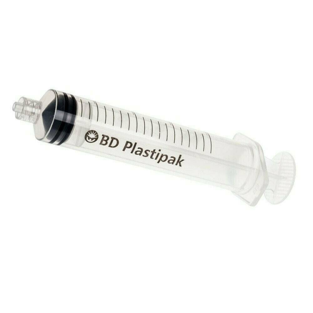 Jeringa BD Plastipak 3 ml Luer-Lok sin aguja, sobre fondo blanco