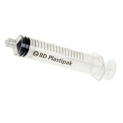 Jeringa BD Plastipak 3 ml Luer-Lok sin aguja, sobre fondo blanco