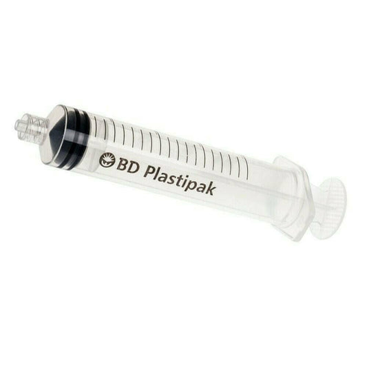 Jeringa BD Plastipak 3 ml Luer-Lok sin aguja, sobre fondo blanco