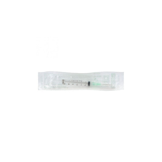Jeringa BD Plastipak de 3 ml con aguja 21G × 25 mm sobre fondo blanco