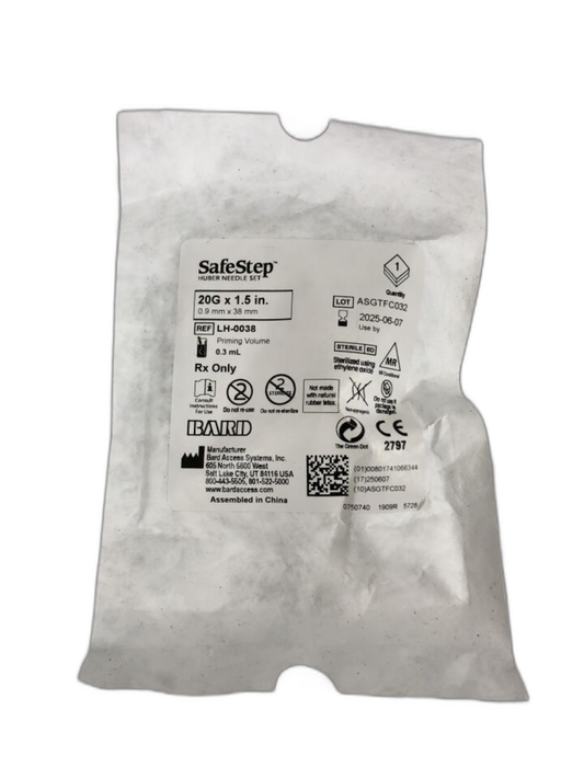 BD SafeStep Huber 20G x 1.5 pulgadas sin sitio Y, LH-0038, sobre fondo blanco