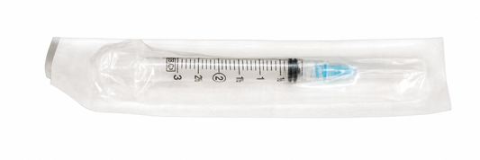 BD Plastipak 302543, jeringa de 3 mL con aguja 23G × 1 pulgada sobre fondo blanco