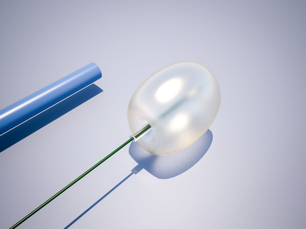 Globo de látex del catéter BIOMED Fogarty junto al tubo de PVC y el estilete