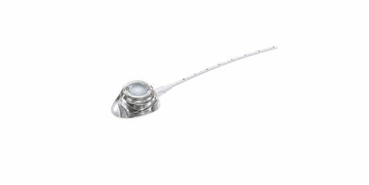 B. Braun Celsite BabyPort 4433742, puerto venoso implantable con catéter PUR 4.5F, sobre fondo blanco