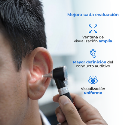 Otoscopio del set Checkatek TP312C2 en el conducto auditivo.