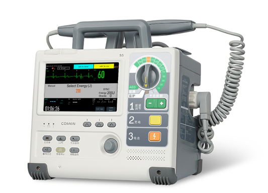 Desfibrilador monitor Comen S5 con pantalla y controles frontales; modelo S5 visible en el equipo