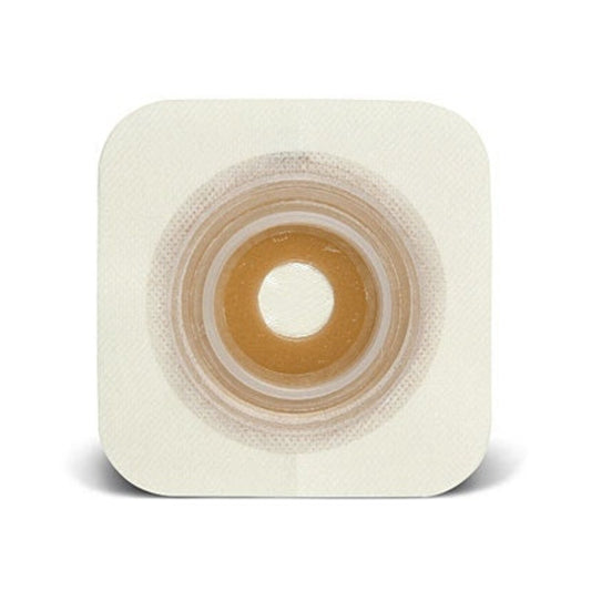 Barrera plana moldeable ConvaTec Natura con aro Accordion Flange sobre fondo blanco