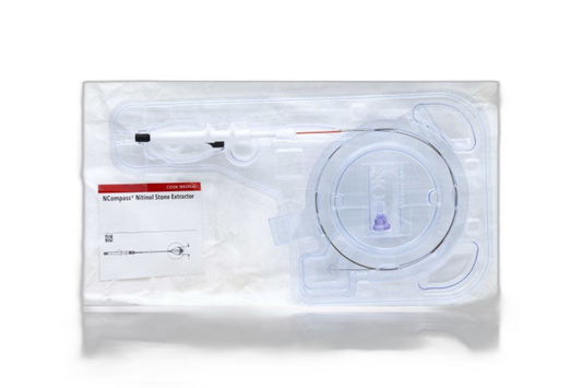 Cook Medical NCompass, extractor de cálculos de nitinol, sobre fondo blanco