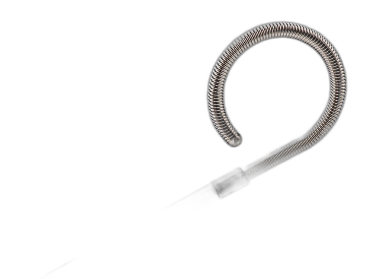Stent ureteral metálico Cook Resonance 6 Fr × 26 cm RMS-060026-R, sobre fondo blanco