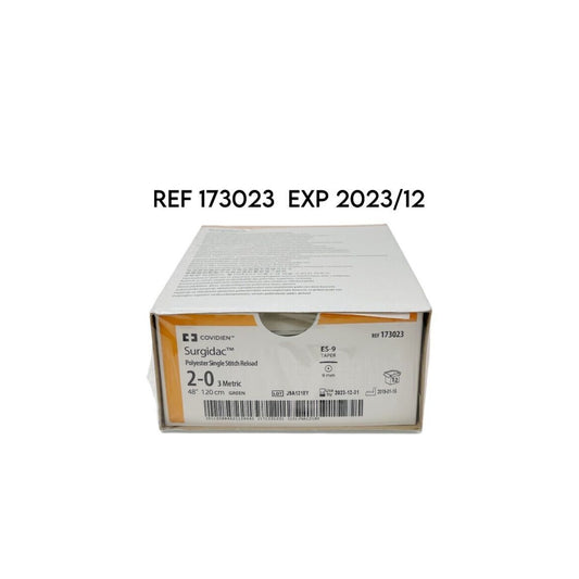 Empaque Covidien EndoStitch 173023 Surgidac 2-0 de 48 pulgadas sobre fondo blanco