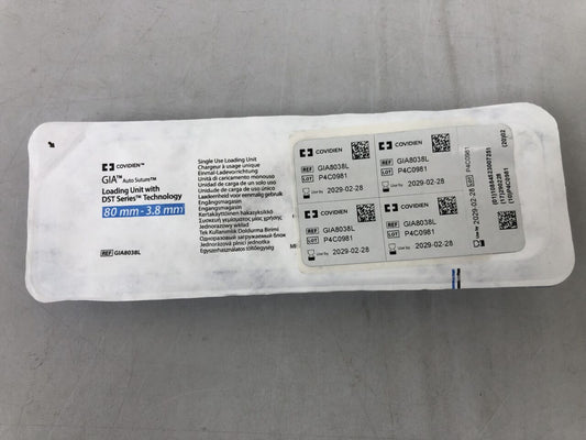 Sobre estéril Covidien GIA Auto Suture GIA8038L, unidad de carga 80 mm × 3.8 mm, sobre fondo gris