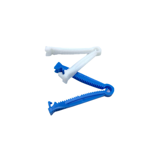 DipMac DM-PU, pinza umbilical estéril sobre fondo blanco