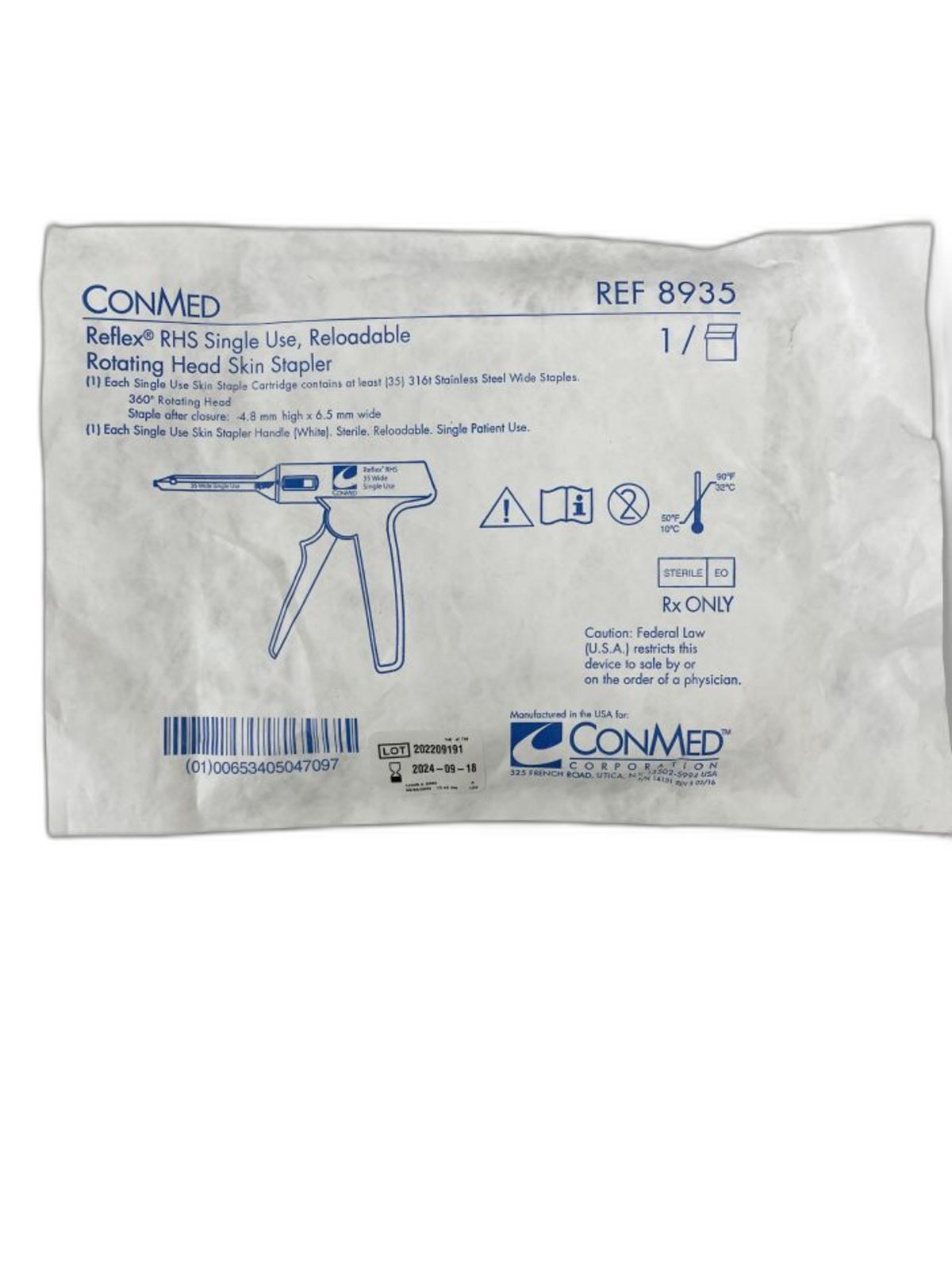 Engrapadora de piel ConMed Reflex 35R, sobre fondo blanco