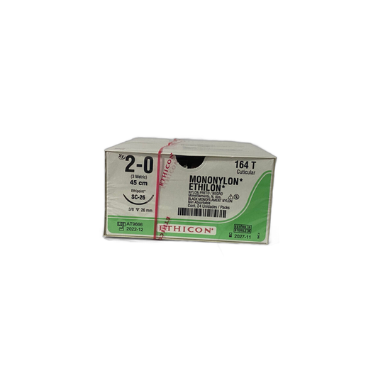 Caja Ethicon ETHILON 164T, nylon 2-0 negro, aguja SC-26 de 26 mm, 24 unidades sobre fondo blanco
